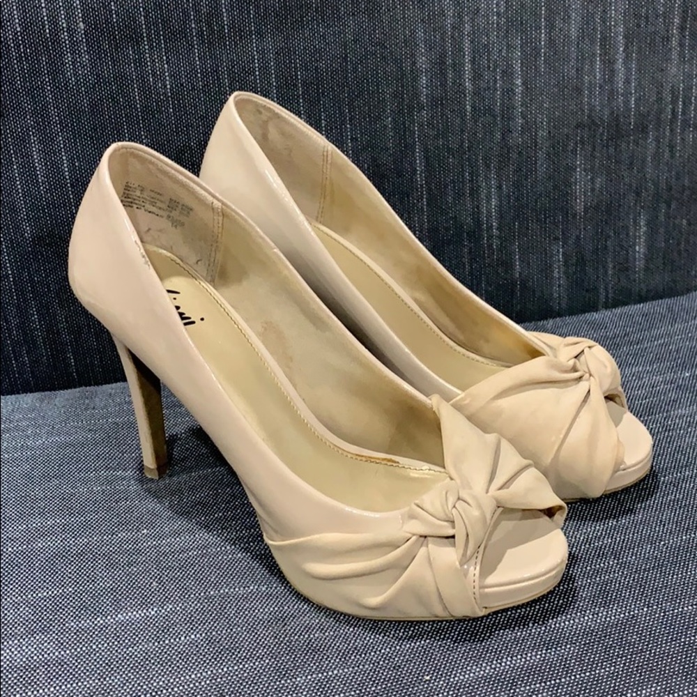 Nude Pumps